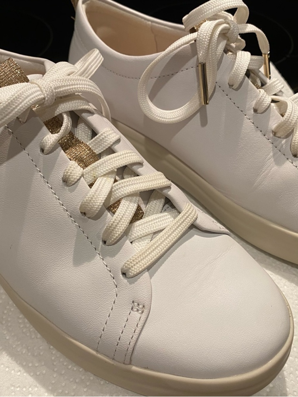 Vionic Paisley Sneaker Women's White Leather Size 7 with some gold details